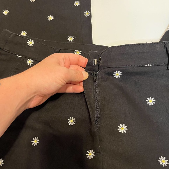 Vintage Embroidered Daisy Black Cropped Trousers Size 12 - Picture 4 of 6
